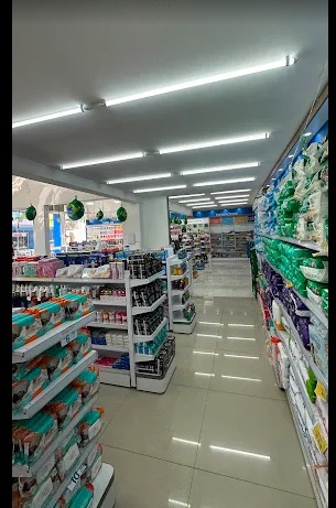 Interior da loja com gôndolas